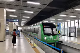 Lèo tèo hành khách đi tàu điện Cát Linh trong ngày đầu tuần bán vé