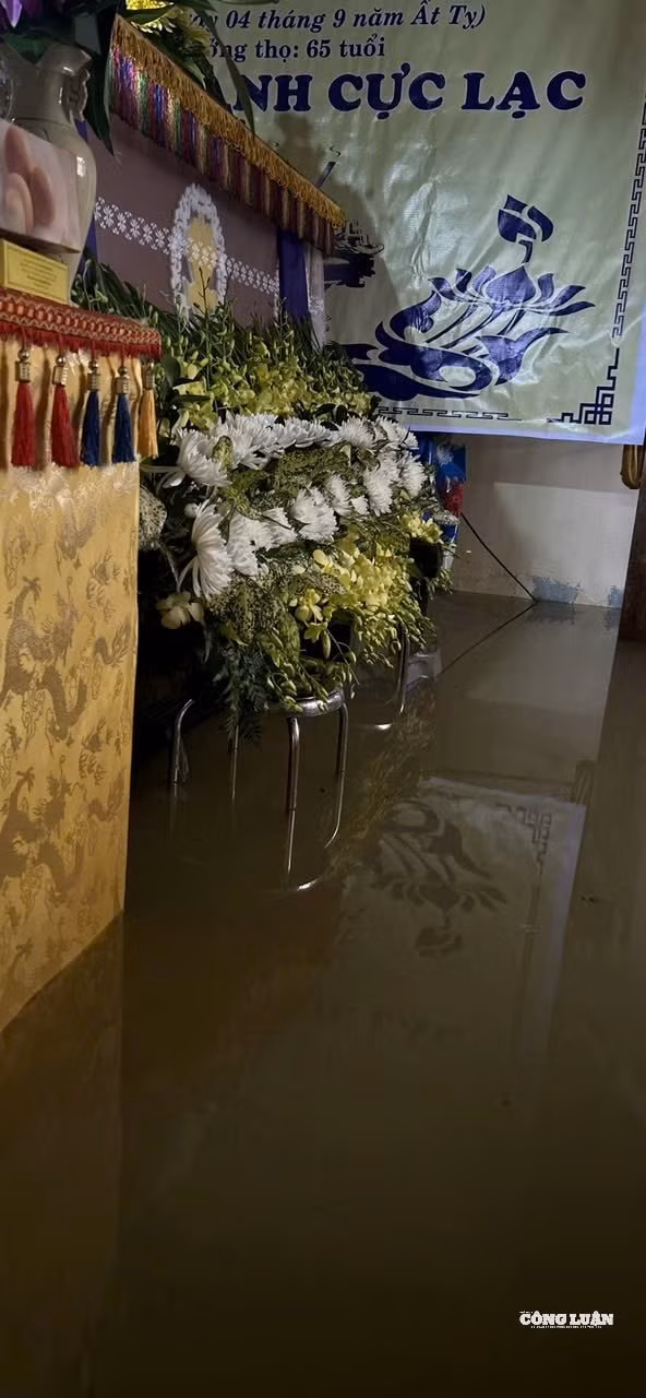 Chiếc quan tài mặc dù đã được hàng xóm kê lên cao, nhưng nước lũ lên cao