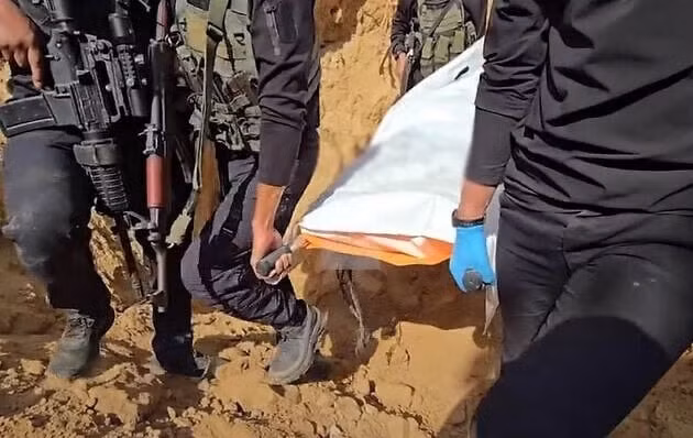 Một thi thể con tin Israel được tim thấy ở Gaza vào ngày2 tháng 11 năm 2025. Ảnh chụp màn hình