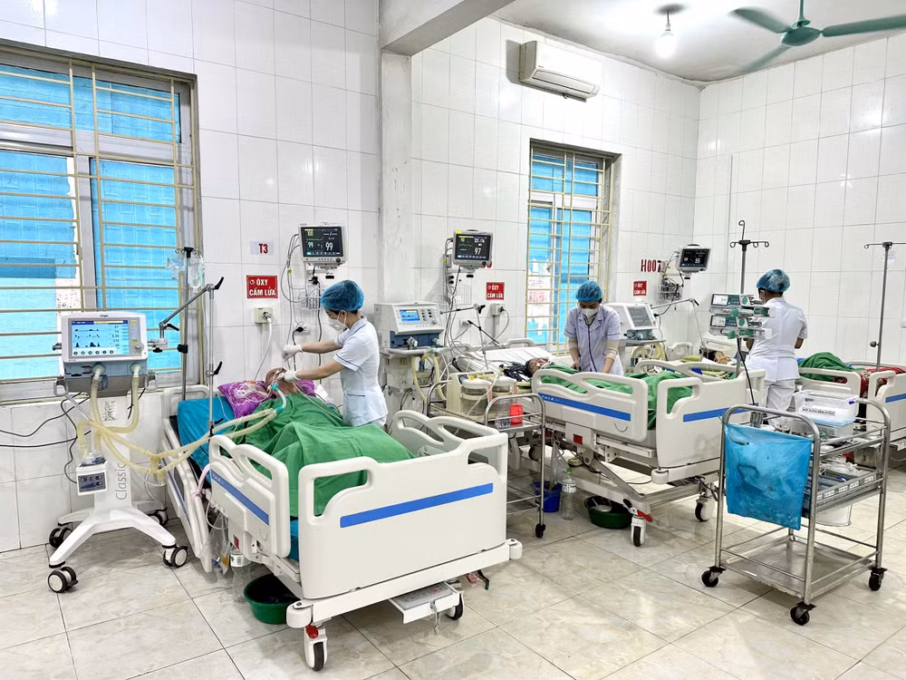 Y Bác sĩ đang thực hiện công tác chuyên môn