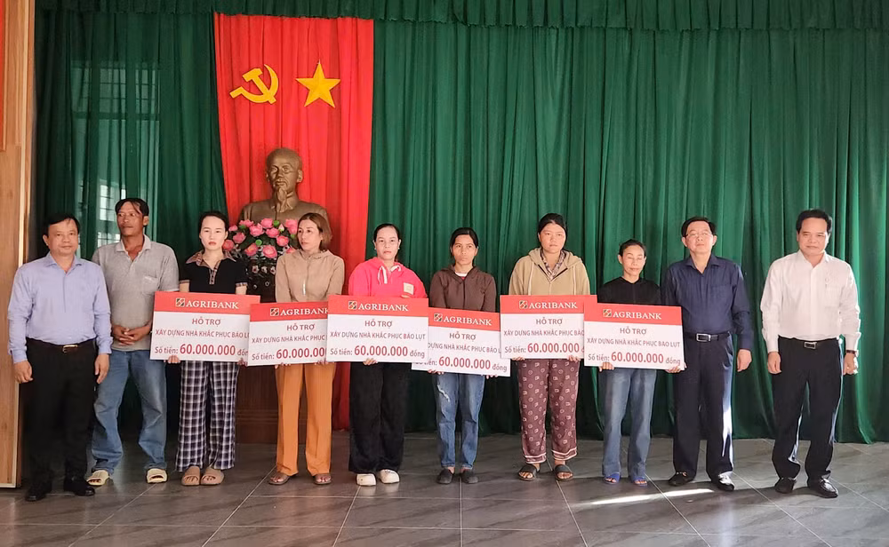 Phó Thủ tướng Hồ Quốc Dũng thăm, tặng quà người dân Gia Lai bị ảnh hưởng do bão số 13- Ảnh 4.