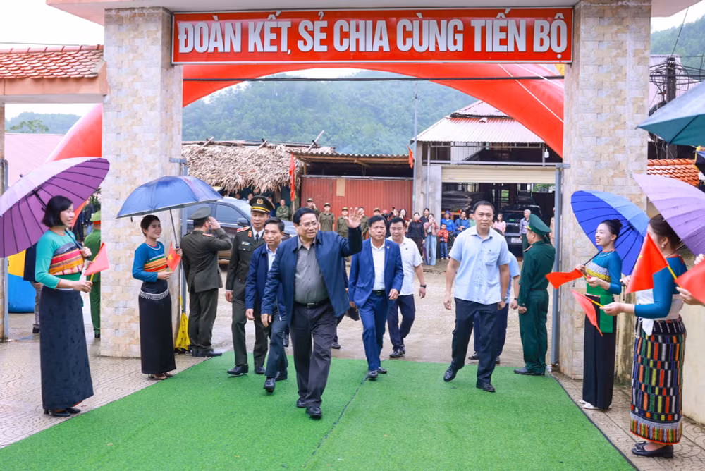 Thủ tướng: Từng ngôi trường mới nơi biên giới sẽ là nơi gieo con chữ, ươm mầm tri thức, thắp sáng ước mơ, hiện thực hóa khát vọng- Ảnh 1.