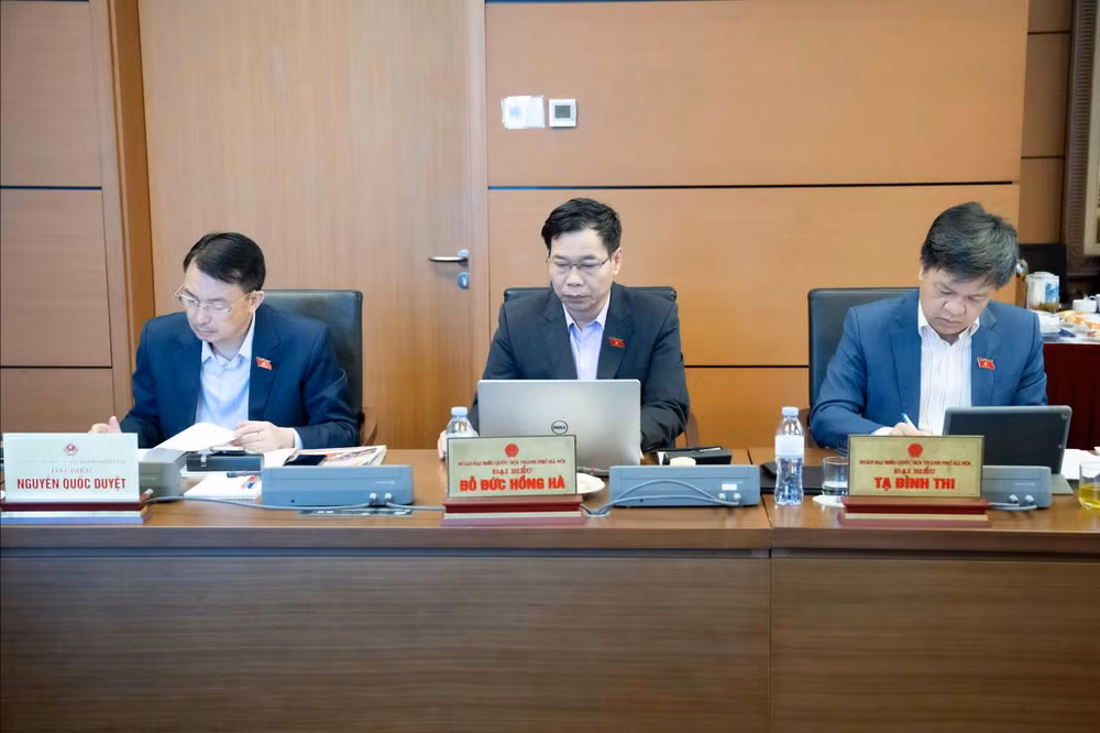 Các đại biểu tham gia phiên họp tại Tổ 1 - Đoàn ĐBQH TP Hà Nội.