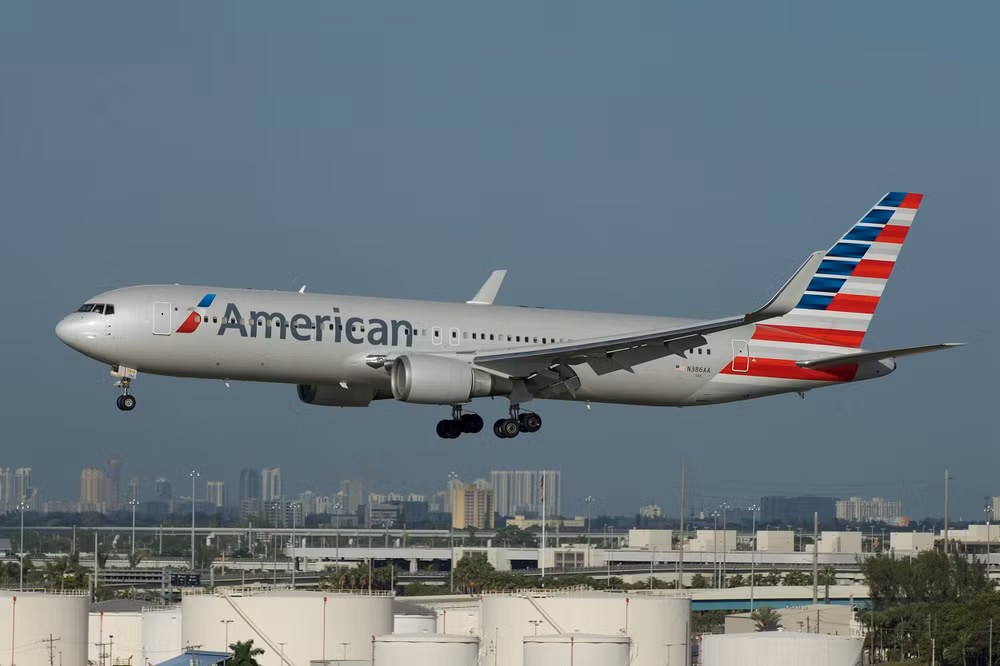 2560px-american_airlines_boeing_767-300er_n386aa_-15824909062-.jpg