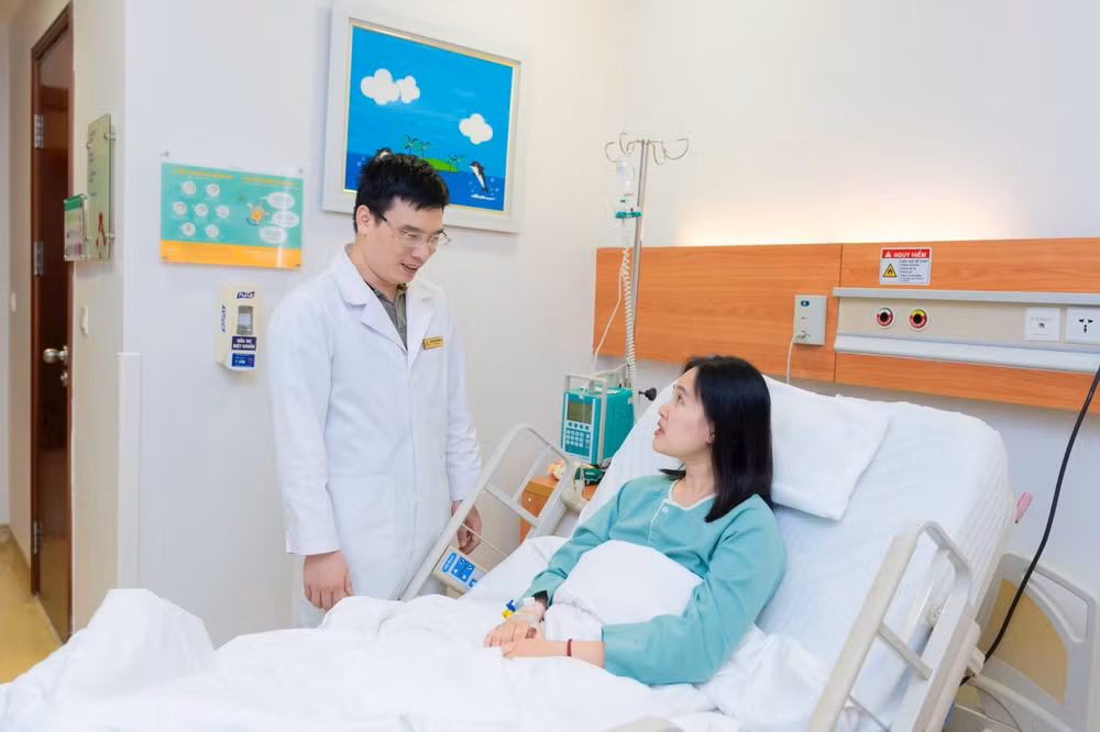 (Ảnh Chị Liên xúc động với gương mặt bình thường sau phẫu thuật)