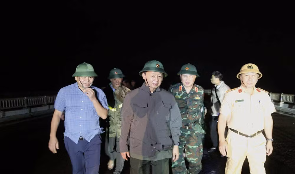 Phó Thủ tướng Trần Hồng Hà thị sát khu vực Quy Nhơn ngay trong đêm sau khi bão số 13 quét qua- Ảnh 1.