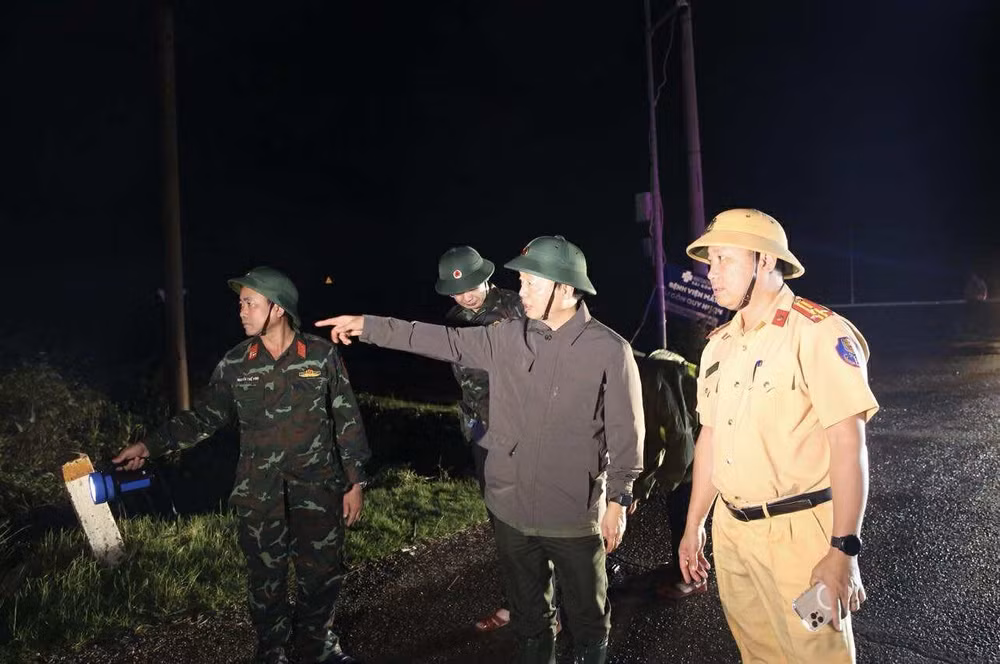 Phó Thủ tướng Trần Hồng Hà thị sát khu vực Quy Nhơn ngay trong đêm sau khi bão số 13 quét qua- Ảnh 3.