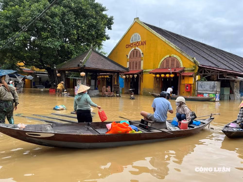 Khu vực chợ Hội An bị bủa vây bởi nước lũ.