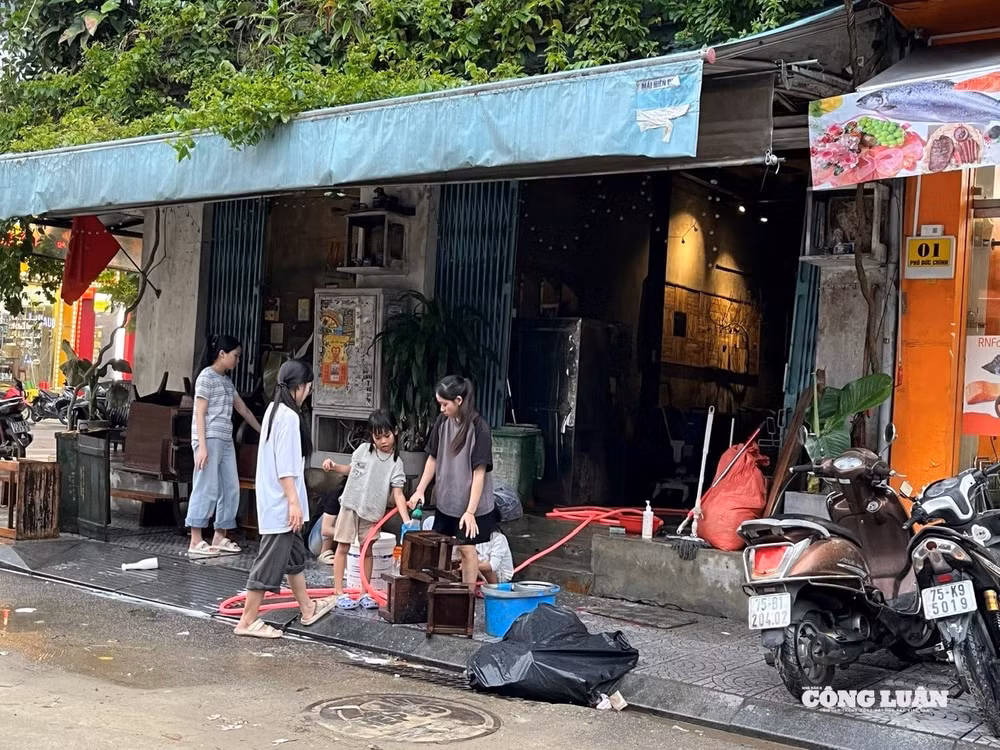 Nhiều bạn nhỏ cũng phụ giúp gia đình dọn dẹp sau lũ dữ.