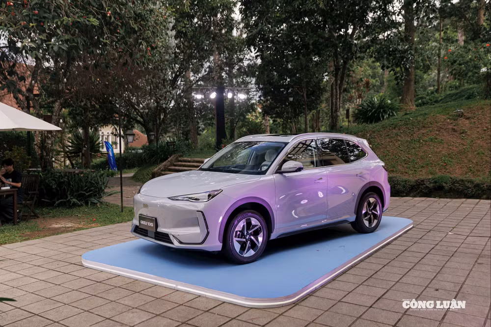 Mẫu SUV thuần điện Geely EX5.