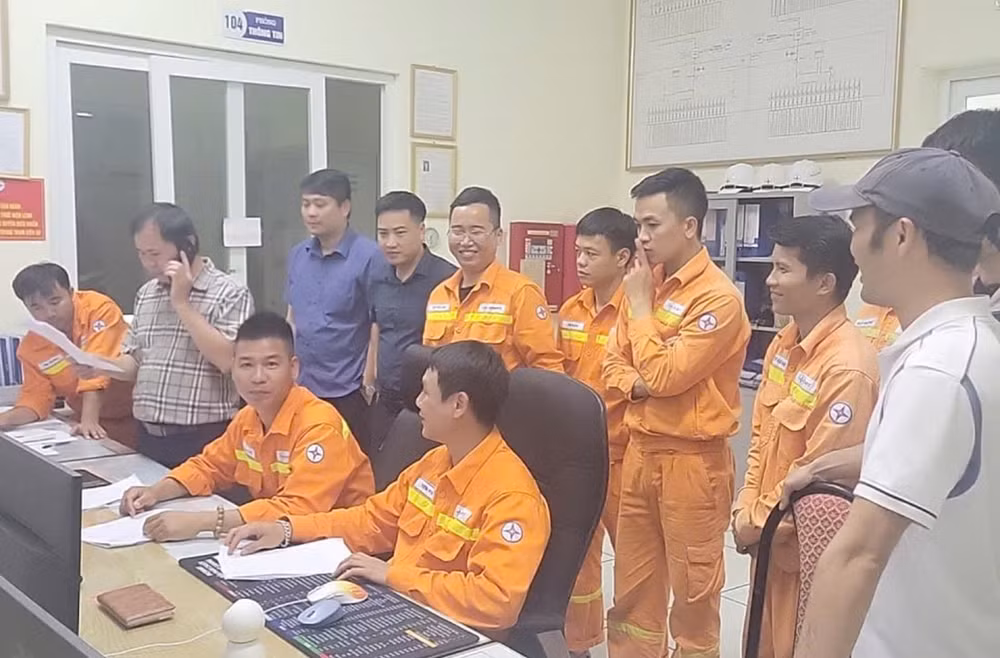 Các đơn vị liên quan chứng kiến thời khắc đóng điện dự án