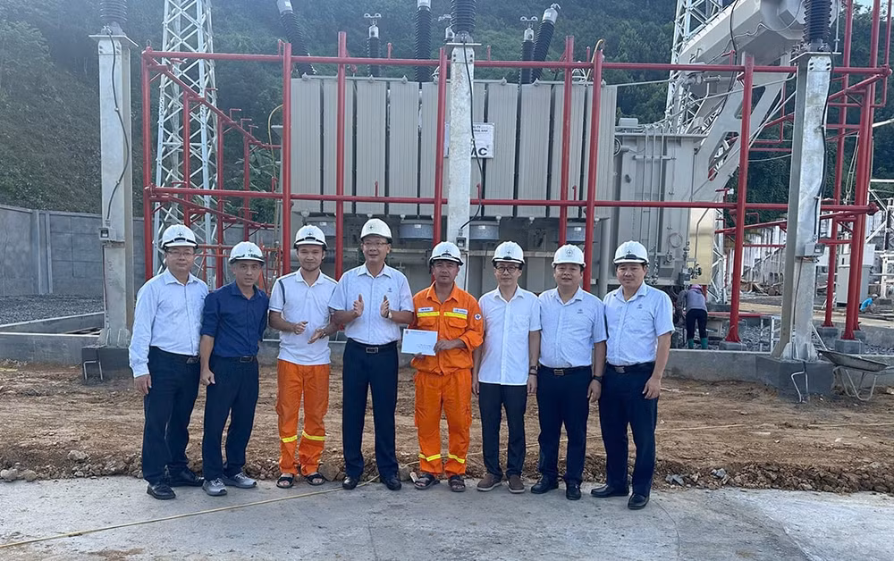 Lãnh đạo EVNNPT, Công đoàn EVNNPT tặng quà động viên các đơn vị trong quá trình thi công nước rút dự án