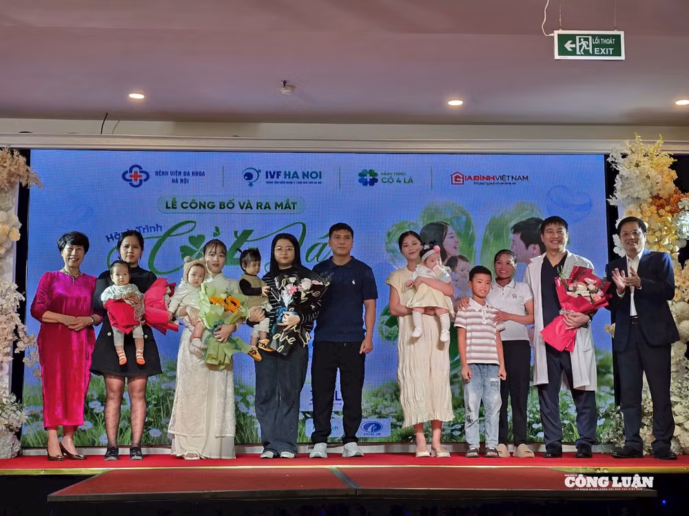 Các gia đình chụp ảnh lưu niệm tại sự kiện.