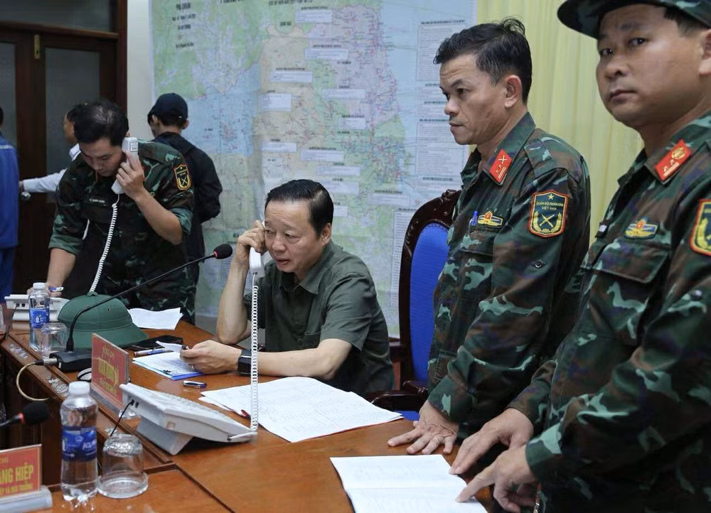 Phó Thủ tướng Trần Hồng Hà kiểm tra, rà soát công tác ứng phó ngay trước khi bão số 13 đổ bộ- Ảnh 9.