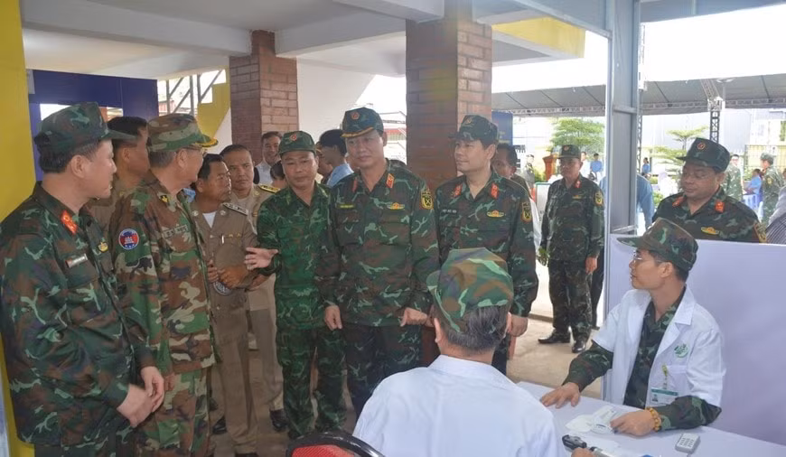 Lãnh đạo Cục Quân y hai nước và các đại biểu thăm, kiểm tra khu khám bệnh.