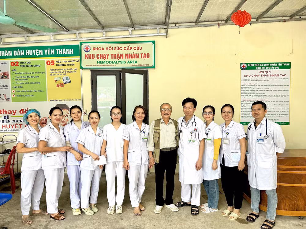 Niềm vui của các Y bác sĩ và người nhà bệnh nhân Đ.V.D