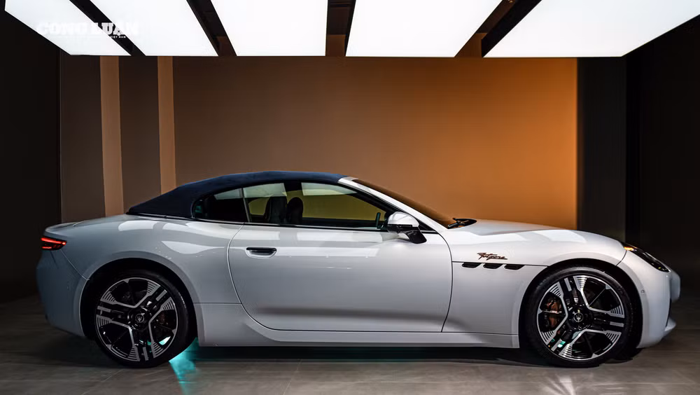 Mẫu xe thể thao mui trần thuần điện Maserati GranCabrio Folgore.