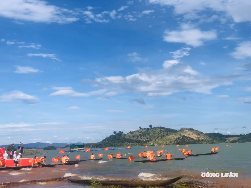 congluan-cdn.congluan.vn-files-content-2023-11-17-_gia-lai-soi-noi-hoi-dua-thuyen-doc-moc-tren-dong-po-co-huyen-thoai-144002471(1).jpg