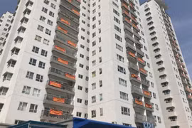 ‘Treo’ sổ hồng chung cư: Người dân có thể khởi kiện chủ đầu tư ra tòa
