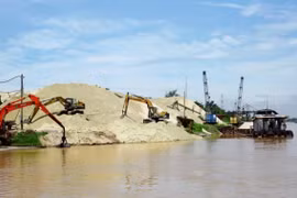 Hà Nội: Kiên quyết xóa bỏ các bến bãi tập kết cát, sỏi trái phép trước ngày 31/7