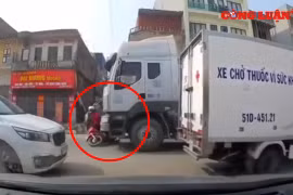 Video giao thông: Người phụ nữ suýt chết vì lao vào điểm mù xe tải