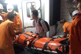 Ngư dân bị tai nạn lao động nguy kịch ngoài khơi được đưa vào bờ cấp cứu kịp thời