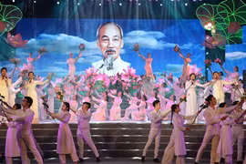 “Hồ Chí Minh đẹp nhất tên Người”