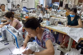 Nghị lực phi thường của ông chủ xưởng may khuyết tật
