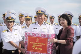 Phó Chủ tịch nước thăm, tặng quà tại Căn cứ quân sự Cam Ranh