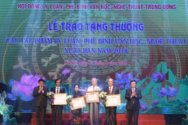 Tặng thưởng các tác phẩm lý luận, phê bình văn học, nghệ thuật có giá trị lý luận và thực tiễn