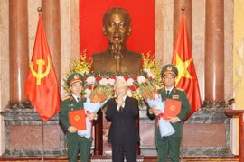Tổng Bí thư, Chủ tịch nước trao quyết định thăng quân hàm Thượng tướng cho 2 sĩ quan