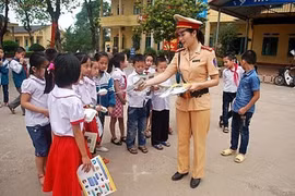 Thực hiện tháng an toàn giao thông cho học sinh đến trường