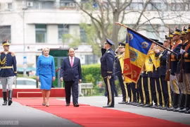 Thủ tướng Romania Viorica Dancila chủ trì lễ đón Thủ tướng Nguyễn Xuân Phúc
