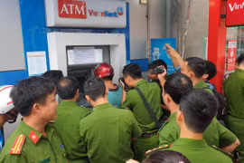 Bắt 3 người Trung Quốc trong vụ cài thiết bị điện tử "lạ" vào máy ATM để trộm tiền