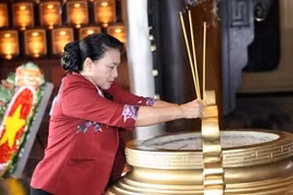 Chủ tịch Quốc hội dâng hương tưởng niệm các Anh hùng Liệt sĩ tại TP. Hồ Chí Minh