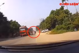 Video giao thông: Nam thanh niên suýt chui vào gầm xe tải vì vượt ẩu