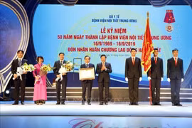 Phó Thủ tướng Phạm Bình Minh dự lễ kỷ niệm 50 năm Ngày thành lập Bệnh viện Nội tiết Trung ương