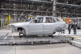 Vinfast hoàn thành sản xuất thân vỏ xe Lux Suv đầu tiên