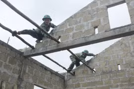 Thăm hỏi, tặng quà và sửa chữa nhà cửa cho các gia đình chính sách