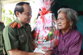 Lãnh đạo tỉnh Thừa Thiên Huế thăm hỏi các gia đình chính sách nhân dịp Ngày Thương binh liệt sĩ