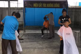 Ấm lòng tiệm cắt tóc 0 đồng trong trường học