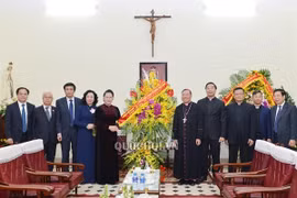 Chủ tịch Quốc hội chúc mừng Giáng sinh tại Tòa Tổng Giám mục Hà Nội