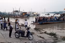 Hải Phòng: Hàng trăm người ra tiễn chuyến phà cuối cùng ở bến Bính