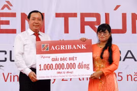 Trao sổ Tiết kiệm 1 tỷ đồng cho khách hàng trúng giải Đặc biệt thứ 2 Chương trình “Gửi tiền trúng lớn cùng Agribank”