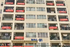 Người dân căng băng rôn phản đối xây bãi đỗ xe tại công viên Cầu Giấy