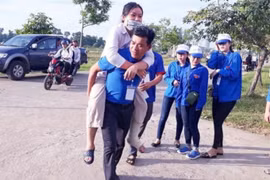 Áo xanh tình nguyện tiếp sức mùa thi