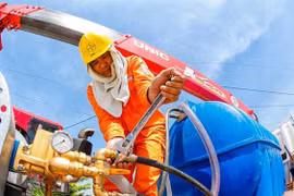 Huy động nhiệt điện chạy dầu để đáp ứng nhu cầu khách hàng