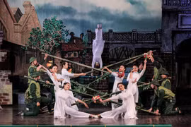 “Sống mãi với Điện Biên”