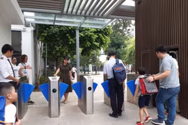 Phụ huynh trường Gateway nghi vấn: Quy trình đưa đón học sinh có vấn đề