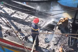 Quảng Bình: Tàu cá hơn 2 tỷ đồng bốc cháy khi neo trong cảng Gianh